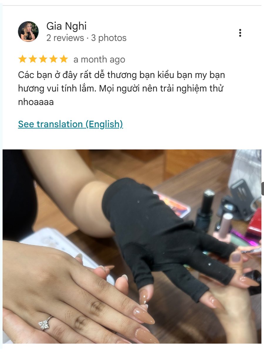 Đánh giá 5 sao trên Google của khách Gia Nghi về nhân viên dễ thương tại Fleur