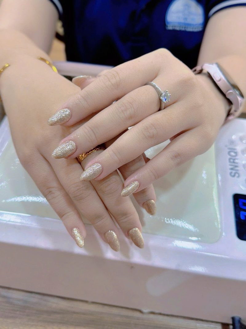 Mẫu nail Nhũ vàng ánh kim tại Fleur Nail & Beauty Quận 1