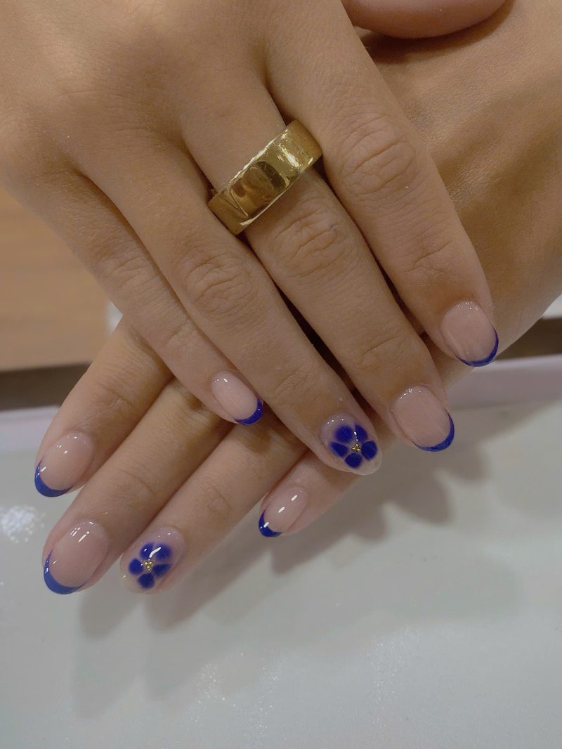 Mẫu nail French xanh & hoa vẽ tay tại Fleur Nail & Beauty Quận 1