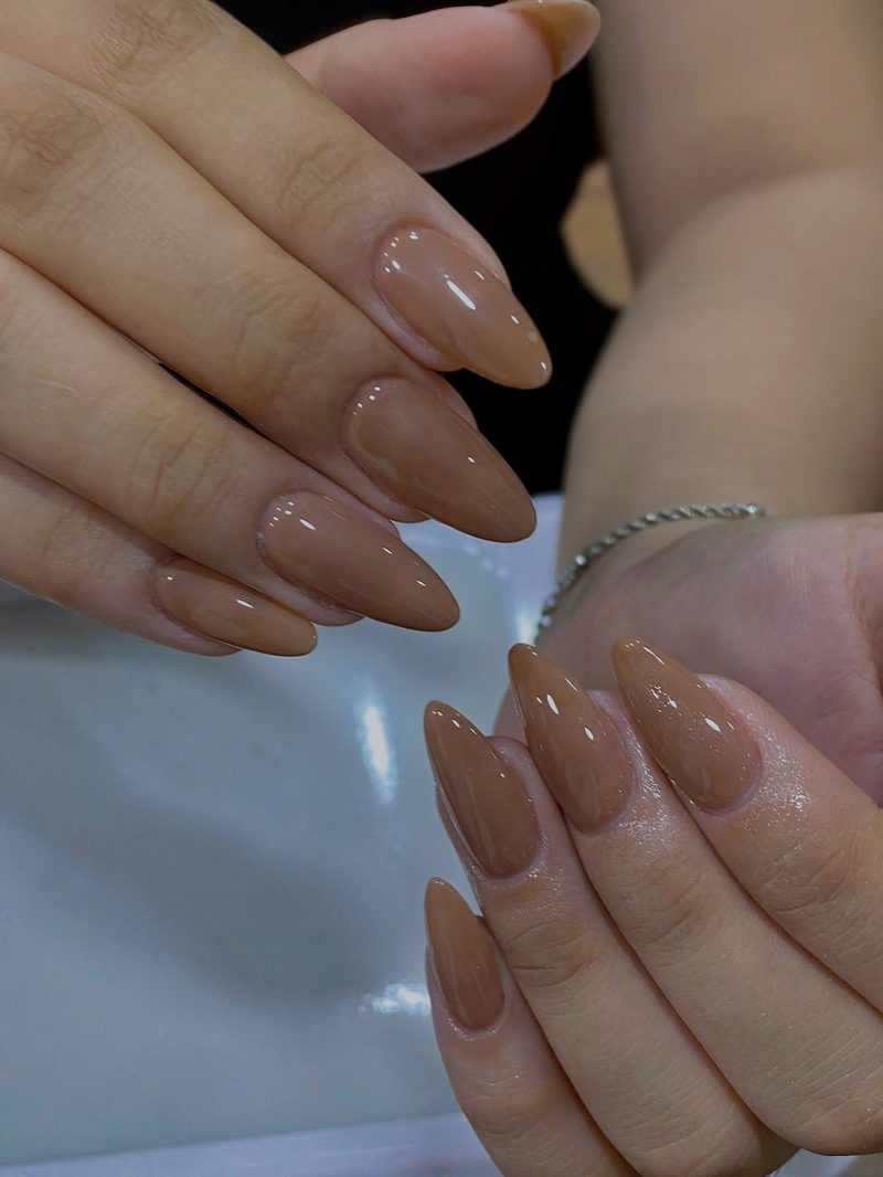 Mẫu nail Nude bóng tối giản tại Fleur Nail & Beauty Quận 1