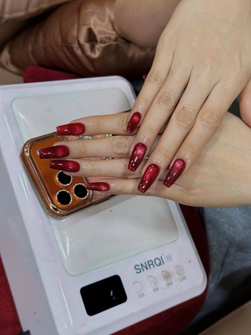 Mẫu nail Đỏ mắt mèo dáng dài tại Fleur Nail & Beauty Quận 1